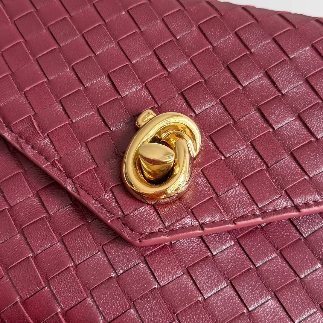 Batch 1660 BOTTEGA VENETA 2025 new product KNOT LOCK crossbody bag subverts the rigid lines of traditional tote bags, using drapey leather to create a three-dimensional silhouette that breathes. It has compartments and multiple card slots inside, making it a versatile commuter bag that can be used in various occasions. The details are full of exquisiteness, the casual retro color tone, and the upper body are full of elegance. Whether you are commuting or going out on the street, you can easily hold it. The two carrying methods of hand-carrying and long shoulder strap are very practical! At the same time, the shoulder strap is detachable, suitable for various dressing styles~ Whether it is a dinner party or daily commuting, it can be easily controlled and becomes your versatile tool❤️ Style number: 817191 Size: 25*16*5.5cm